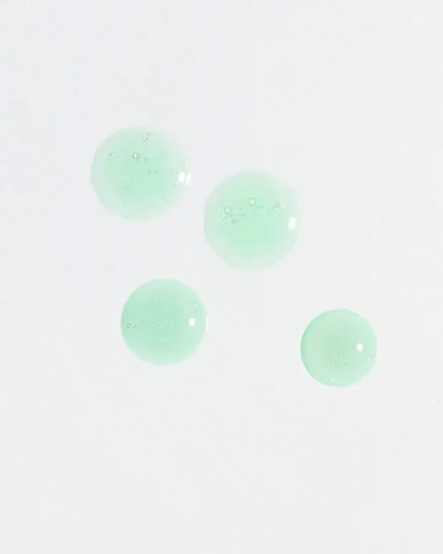 Suero para Cicatrices de Acné de Some By Mi en Momiji Beauty, una solución efectiva para abordar las marcas y cicatrices dejadas por el acné. Este suero está formulado con ingredientes clave como la centella asiática y el extracto de corteza de sauce, conocidos por sus propiedades regenerativas y calmantes para la piel. Ayuda a suavizar y aclarar las marcas de acné, promoviendo una piel más uniforme y radiante.
