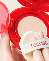 El Apple Dewy Fit Cushion de TOCOBO es más que una base: es un tratamiento en forma de maquillaje.
Formulado con extracto de manzana verde, ácido hialurónico, niacinamida y FPS 50+, hidrata, unifica el tono, protege del sol y aporta un glow natural sin sensación pesada.
Su textura cremosa y ligera se funde perfectamente en la piel, disimulando imperfecciones y realzando la luminosidad natural del rostro.