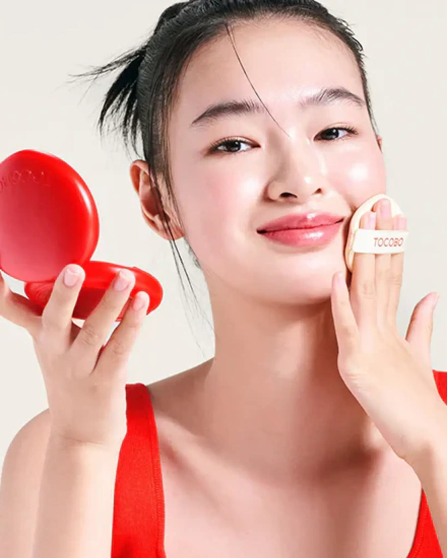 El Apple Dewy Fit Cushion de TOCOBO es más que una base: es un tratamiento en forma de maquillaje.
Formulado con extracto de manzana verde, ácido hialurónico, niacinamida y FPS 50+, hidrata, unifica el tono, protege del sol y aporta un glow natural sin sensación pesada.
Su textura cremosa y ligera se funde perfectamente en la piel, disimulando imperfecciones y realzando la luminosidad natural del rostro.
