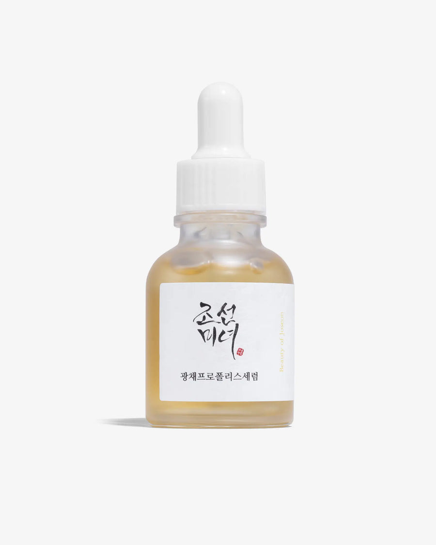 Transforma tu piel con nuestro Suero de Niacinamida con Brotes de Beauty of Joseon. Este suero innovador está enriquecido con niacinamida, un potente ingrediente que ayuda a mejorar la textura de la piel, reducir la apariencia de manchas oscuras y promover un cutis más radiante. Este suero proporciona una hidratación profunda y ayuda a revitalizar la piel cansada y opaca. 
