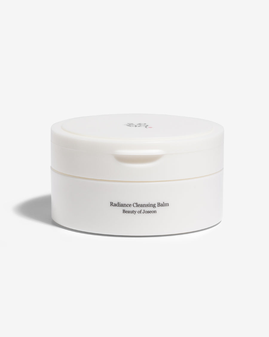 Experimenta una limpieza suave y efectiva con nuestro Bálsamo Limpiador de Beauty of Joseon. Formulado con ingredientes naturales y nutritivos como el aceite de camelia y el extracto de arroz, este bálsamo elimina suavemente el maquillaje, las impurezas y el exceso de grasa, dejando la piel limpia, suave y radiante. Su textura suave se transforma en una espuma sedosa al contacto con el agua, garantizando una limpieza profunda sin resecar la piel.
