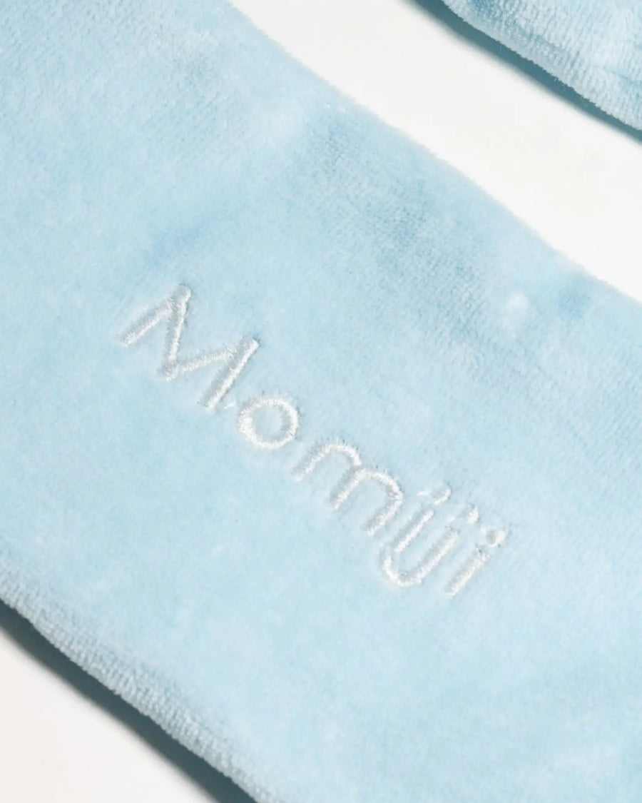 banda para el cabello azul de Momiji, el accesorio perfecto para realzar tu estilo y mantener tu cabello en su lugar con elegancia. Confeccionada con materiales de alta calidad, esta banda ofrece durabilidad y comodidad durante todo el día. Ya sea para agregar un toque de color a tu look diario o para mantener tu cabello alejado del rostro mientras te cuidas la piel, esta banda es versátil y práctica.