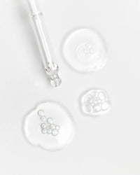 Este sérum está formulado con 100% extracto de centella asiática de Madagascar, conocido por sus propiedades calmantes y reparadoras.
Hidrata profundamente y fortalece la barrera cutánea, dejando la piel más saludable y equilibrada.