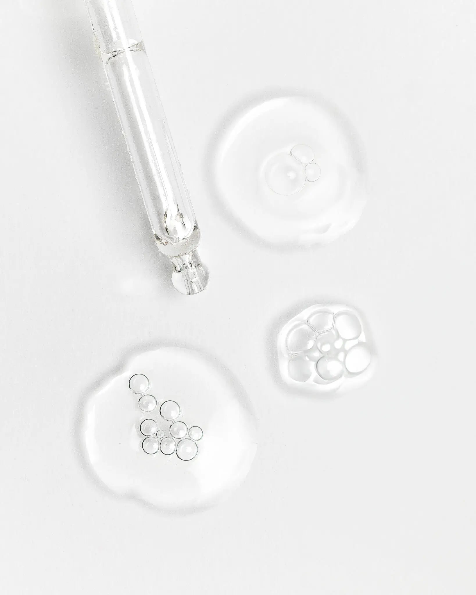 Este sérum está formulado con 100% extracto de centella asiática de Madagascar, conocido por sus propiedades calmantes y reparadoras.
Hidrata profundamente y fortalece la barrera cutánea, dejando la piel más saludable y equilibrada.