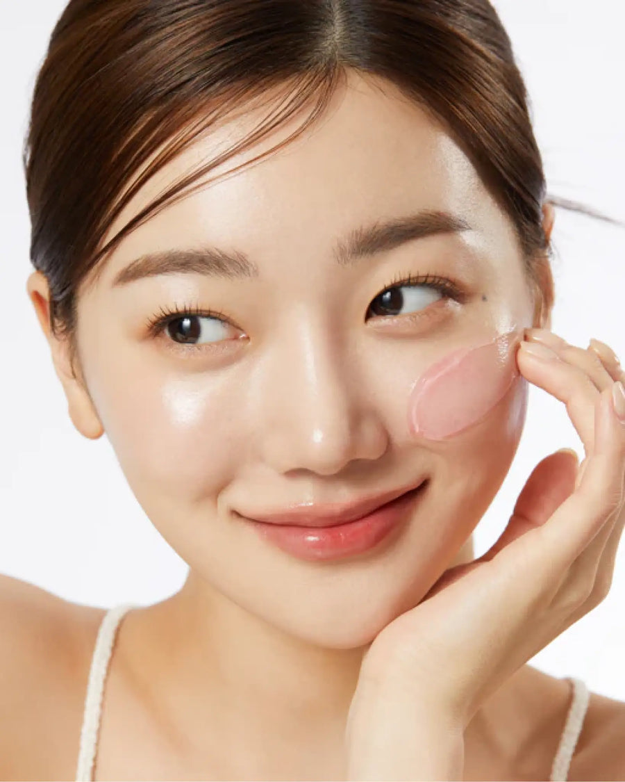 La Collagen Jelly Cream es una crema hidratante en textura gel-jelly que combina colágeno hidrolizado, ácido hialurónico y péptidos para ofrecer una piel visiblemente más firme, hidratada y elástica.
Su fórmula ligera se absorbe al instante, dejando la piel fresca, suave y con un brillo saludable sin sensación grasa.
Ideal para pieles que necesitan un boost de firmeza, jugosidad o hidratación, sin sacrificar ligereza.
