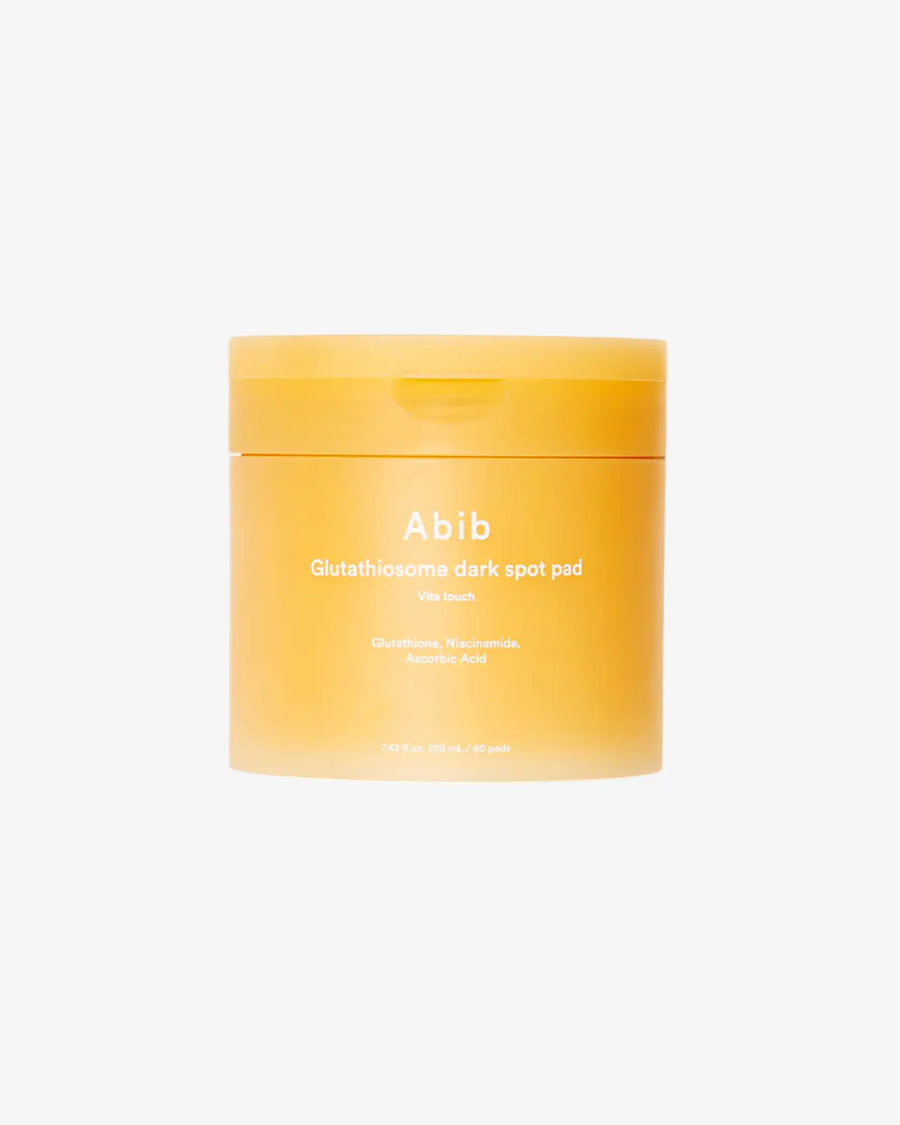 Glutathiosome Dark Spot Pad Vita Touch es un tratamiento de nueva generación en formato pad, creado para reducir manchas, marcas de acné y tono apagado.
Su fórmula avanzada con glutatión, niacinamida y vitamina C actúa directamente sobre la hiperpigmentación, ayudando a unificar el tono y devolver la luminosidad natural del rostro.
