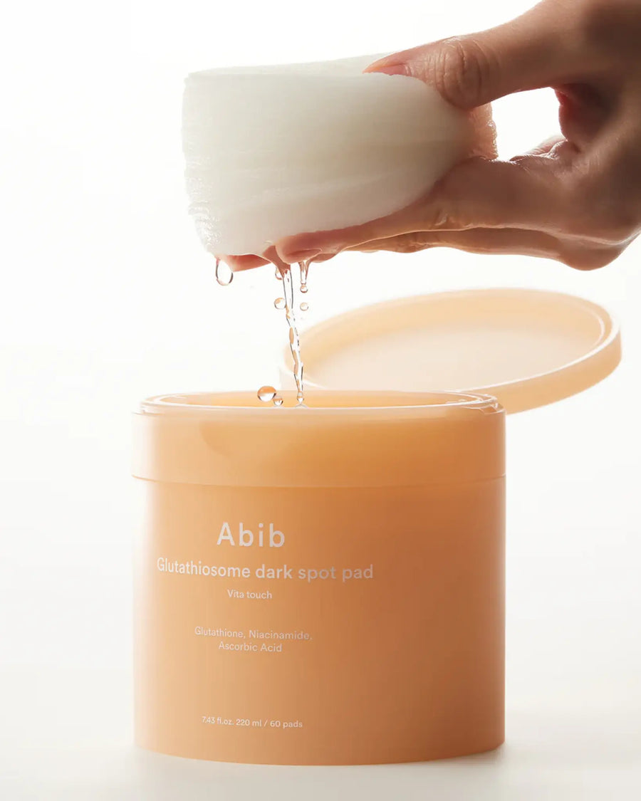 Glutathiosome Dark Spot Pad Vita Touch es un tratamiento de nueva generación en formato pad, creado para reducir manchas, marcas de acné y tono apagado.
Su fórmula avanzada con glutatión, niacinamida y vitamina C actúa directamente sobre la hiperpigmentación, ayudando a unificar el tono y devolver la luminosidad natural del rostro.
