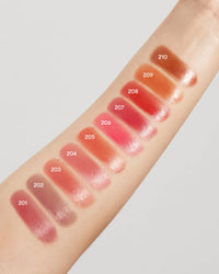 tinta de brillos labiales de Laka en Momiji Beauty, tu destino principal para productos de belleza de alta calidad. Esta tinta única ofrece un brillo deslumbrante y una intensidad de color que perdura, manteniendo tus labios radiantes durante horas. Disponible en una variedad de tonos vibrantes y modernos, esta fórmula de larga duración se aplica de manera suave y uniforme para un acabado impecable. Laka Lápiz labial acabado glassy, efecto acuarela, larga duración, formula hidratante
