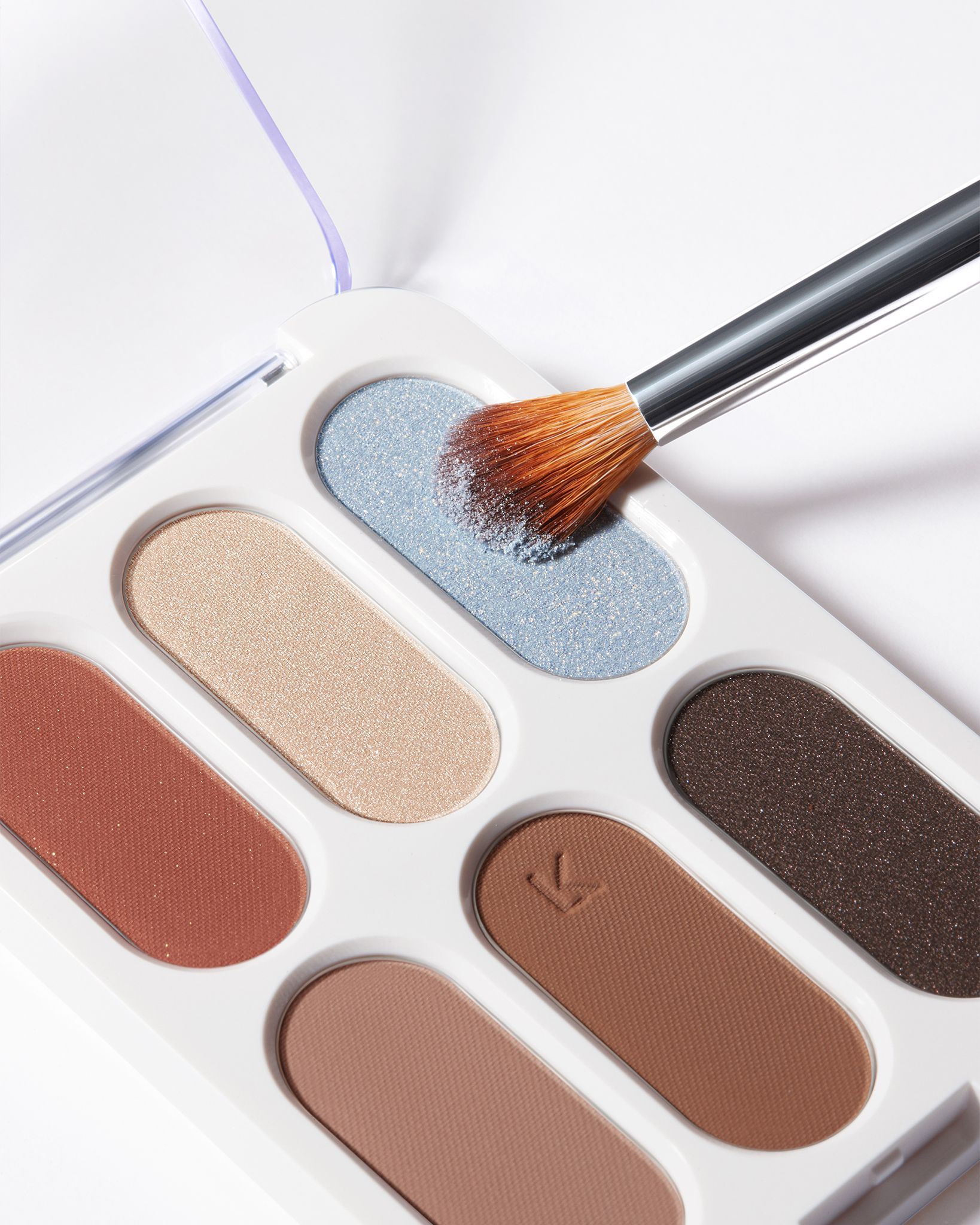 paleta de sombras de maquillaje monocromático de Laka en Momiji Beauty, tu destino de confianza para productos de belleza de primera calidad. Esta versátil paleta ofrece una gama de tonos perfectamente coordinados, desde suaves neutros hasta audaces tonos de moda, para crear looks infinitos. Con una fórmula altamente pigmentada y de larga duración, estas sombras se aplican fácilmente y se mezclan sin esfuerzo para lograr resultados profesionales. Eleva tu juego de maquillaje con esta paleta esencial de Laka