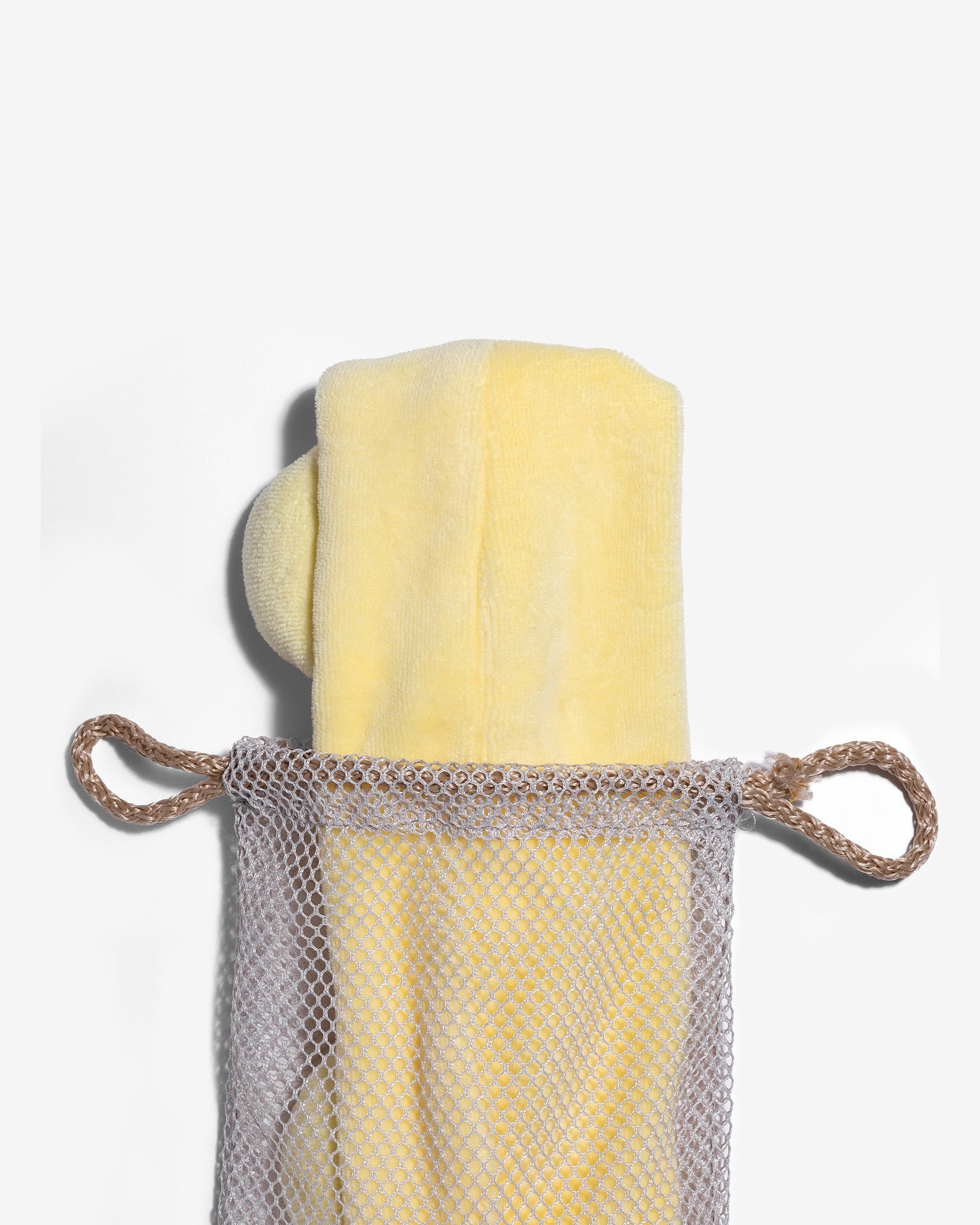 banda para el cabello Momi, el accesorio perfecto para mantener tu cabello en su lugar con estilo mientras cuidas tu piel o te maquillas. Confeccionada con materiales de alta calidad y un diseño elegante, esta banda no solo es funcional sino también elegante. Ya sea que estés en casa o de viaje, esta banda para el cabello es un complemento imprescindible para tu rutina de cuidado personal. 