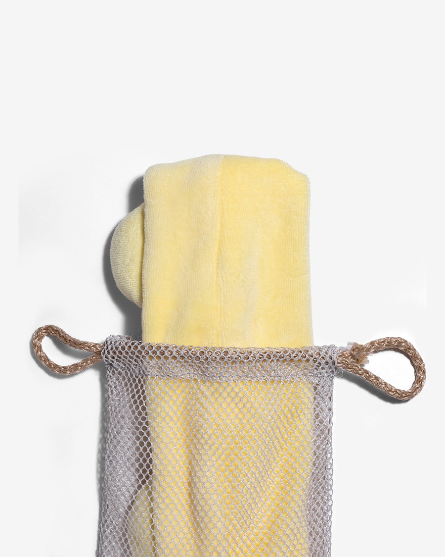 banda para el cabello Momi, el accesorio perfecto para mantener tu cabello en su lugar con estilo mientras cuidas tu piel o te maquillas. Confeccionada con materiales de alta calidad y un diseño elegante, esta banda no solo es funcional sino también elegante. Ya sea que estés en casa o de viaje, esta banda para el cabello es un complemento imprescindible para tu rutina de cuidado personal. 
