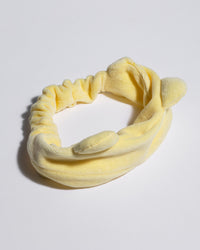 banda para el cabello Momi, el accesorio perfecto para mantener tu cabello en su lugar con estilo mientras cuidas tu piel o te maquillas. Confeccionada con materiales de alta calidad y un diseño elegante, esta banda no solo es funcional sino también elegante. Ya sea que estés en casa o de viaje, esta banda para el cabello es un complemento imprescindible para tu rutina de cuidado personal. 