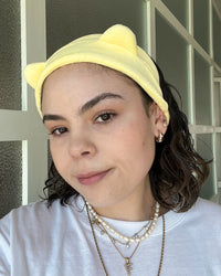 banda para el cabello Momi, el accesorio perfecto para mantener tu cabello en su lugar con estilo mientras cuidas tu piel o te maquillas. Confeccionada con materiales de alta calidad y un diseño elegante, esta banda no solo es funcional sino también elegante. Ya sea que estés en casa o de viaje, esta banda para el cabello es un complemento imprescindible para tu rutina de cuidado personal. 