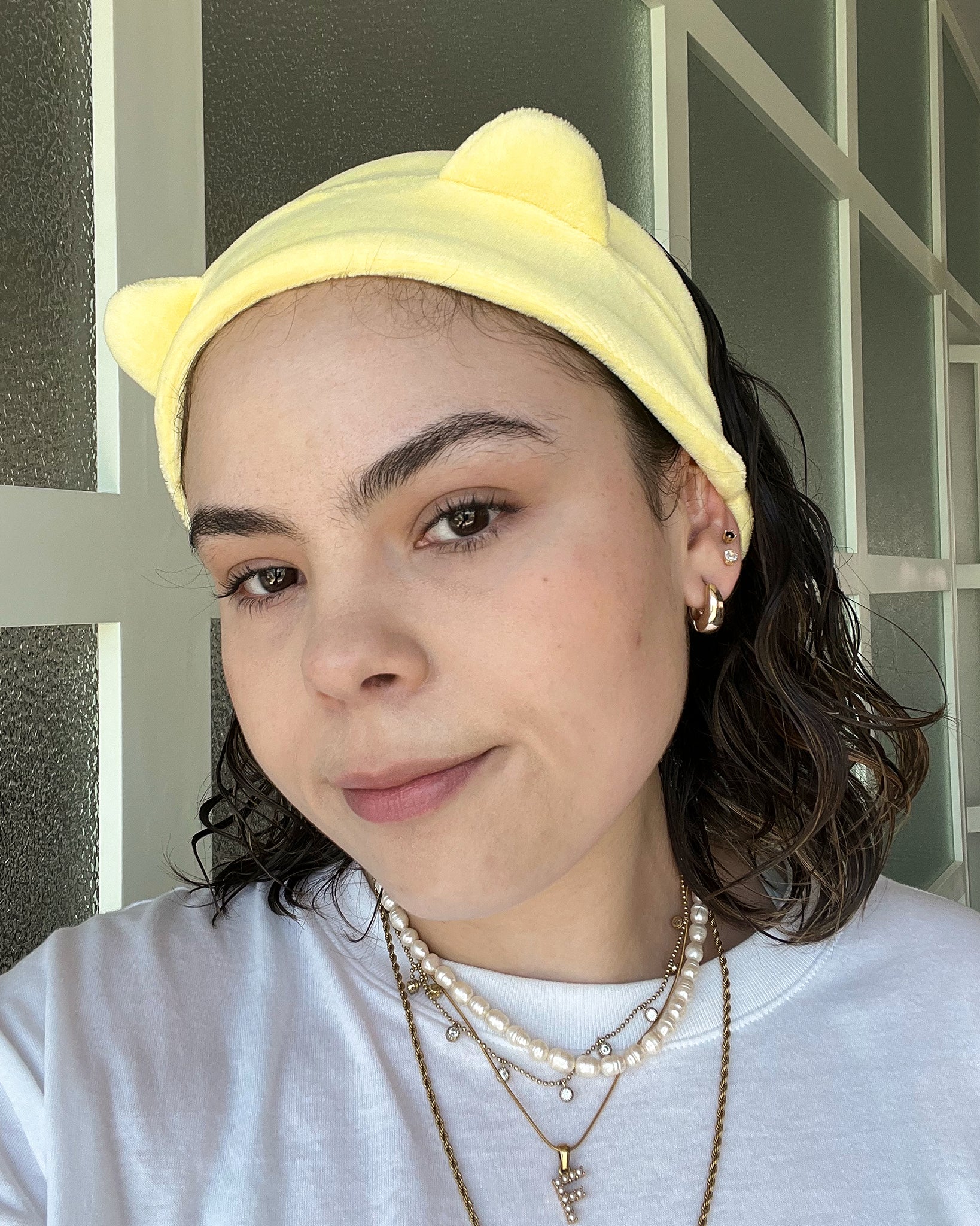 banda para el cabello Momi, el accesorio perfecto para mantener tu cabello en su lugar con estilo mientras cuidas tu piel o te maquillas. Confeccionada con materiales de alta calidad y un diseño elegante, esta banda no solo es funcional sino también elegante. Ya sea que estés en casa o de viaje, esta banda para el cabello es un complemento imprescindible para tu rutina de cuidado personal. 