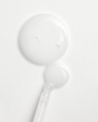 suero de retinol Rose de Momiji Beauty. Este suero combina el poder rejuvenecedor del retinol con las propiedades suavizantes y revitalizantes de la rosa, para ofrecerte una piel más radiante y juvenil. Con su fórmula de rápida absorción, este suero penetra profundamente en la piel, reduciendo la apariencia de líneas finas, arrugas y manchas oscuras. Añade este suero de retinol Rose a tu rutina diaria de cuidado de la piel para obtener resultados visibles y duraderos.