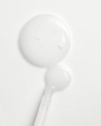 suero de retinol Rose de Momiji Beauty. Este suero combina el poder rejuvenecedor del retinol con las propiedades suavizantes y revitalizantes de la rosa, para ofrecerte una piel más radiante y juvenil. Con su fórmula de rápida absorción, este suero penetra profundamente en la piel, reduciendo la apariencia de líneas finas, arrugas y manchas oscuras. Añade este suero de retinol Rose a tu rutina diaria de cuidado de la piel para obtener resultados visibles y duraderos.