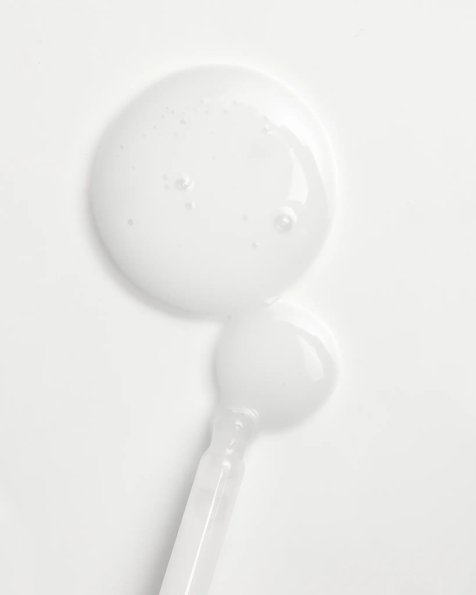 suero de retinol Rose de Momiji Beauty. Este suero combina el poder rejuvenecedor del retinol con las propiedades suavizantes y revitalizantes de la rosa, para ofrecerte una piel más radiante y juvenil. Con su fórmula de rápida absorción, este suero penetra profundamente en la piel, reduciendo la apariencia de líneas finas, arrugas y manchas oscuras. Añade este suero de retinol Rose a tu rutina diaria de cuidado de la piel para obtener resultados visibles y duraderos.