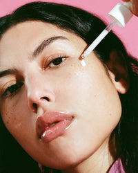 suero de retinol Rose de Momiji Beauty. Este suero combina el poder rejuvenecedor del retinol con las propiedades suavizantes y revitalizantes de la rosa, para ofrecerte una piel más radiante y juvenil. Con su fórmula de rápida absorción, este suero penetra profundamente en la piel, reduciendo la apariencia de líneas finas, arrugas y manchas oscuras. Añade este suero de retinol Rose a tu rutina diaria de cuidado de la piel para obtener resultados visibles y duraderos.