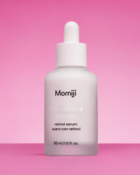 suero de retinol Rose de Momiji Beauty. Este suero combina el poder rejuvenecedor del retinol con las propiedades suavizantes y revitalizantes de la rosa, para ofrecerte una piel más radiante y juvenil. Con su fórmula de rápida absorción, este suero penetra profundamente en la piel, reduciendo la apariencia de líneas finas, arrugas y manchas oscuras. Añade este suero de retinol Rose a tu rutina diaria de cuidado de la piel para obtener resultados visibles y duraderos.