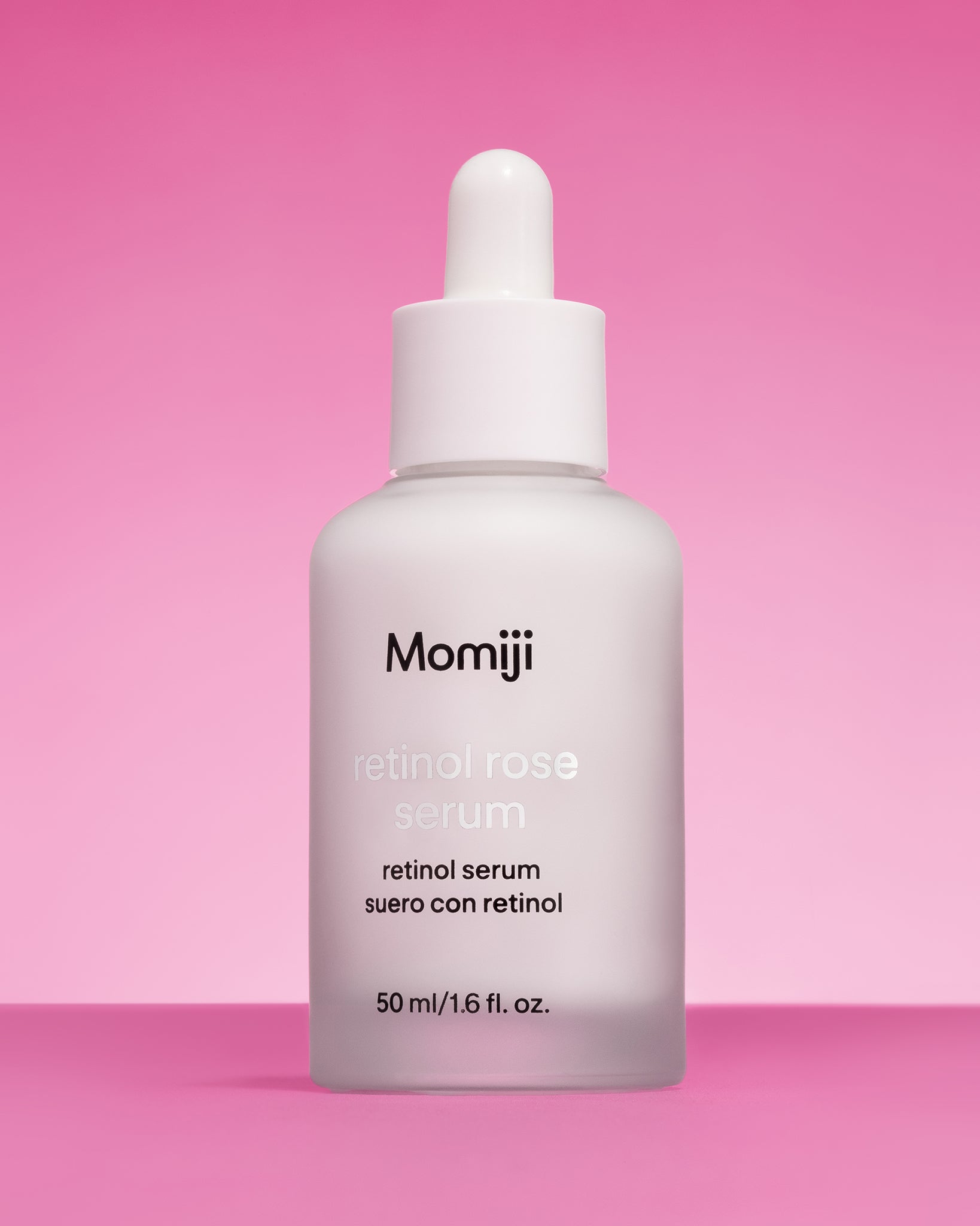 suero de retinol Rose de Momiji Beauty. Este suero combina el poder rejuvenecedor del retinol con las propiedades suavizantes y revitalizantes de la rosa, para ofrecerte una piel más radiante y juvenil. Con su fórmula de rápida absorción, este suero penetra profundamente en la piel, reduciendo la apariencia de líneas finas, arrugas y manchas oscuras. Añade este suero de retinol Rose a tu rutina diaria de cuidado de la piel para obtener resultados visibles y duraderos.