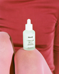 suero de retinol Rose de Momiji Beauty. Este suero combina el poder rejuvenecedor del retinol con las propiedades suavizantes y revitalizantes de la rosa, para ofrecerte una piel más radiante y juvenil. Con su fórmula de rápida absorción, este suero penetra profundamente en la piel, reduciendo la apariencia de líneas finas, arrugas y manchas oscuras. Añade este suero de retinol Rose a tu rutina diaria de cuidado de la piel para obtener resultados visibles y duraderos.