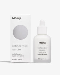 suero de retinol Rose de Momiji Beauty. Este suero combina el poder rejuvenecedor del retinol con las propiedades suavizantes y revitalizantes de la rosa, para ofrecerte una piel más radiante y juvenil. Con su fórmula de rápida absorción, este suero penetra profundamente en la piel, reduciendo la apariencia de líneas finas, arrugas y manchas oscuras. Añade este suero de retinol Rose a tu rutina diaria de cuidado de la piel para obtener resultados visibles y duraderos.
