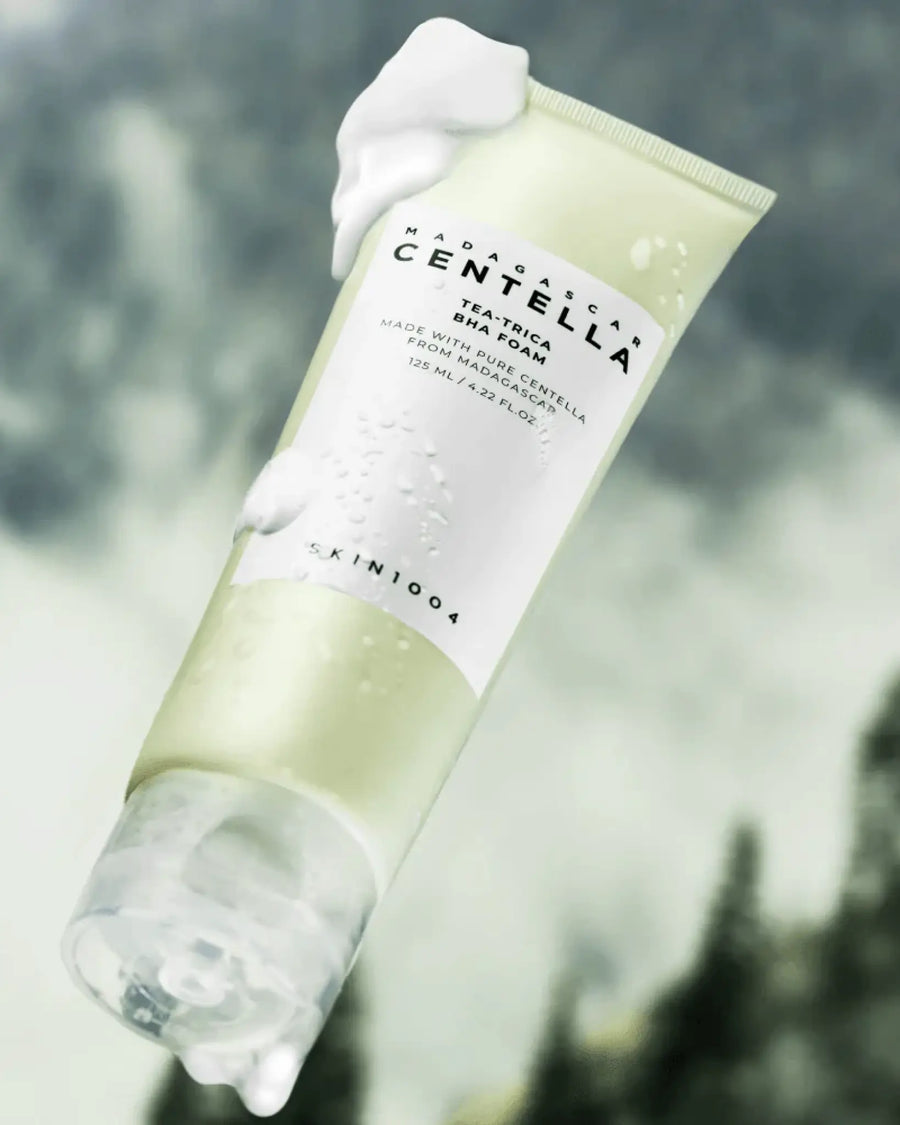 Madagascar Centella Tea Trica BHA Foam es una espuma limpiadora desarrollada para pieles con imperfecciones, exceso de grasa o sensibilidad.
Gracias a la combinación de Centella Asiática de Madagascar, Ácido Salicílico (BHA) y árbol de té, limpia profundamente sin alterar la barrera cutánea.
Su textura suave y cremosa elimina impurezas, regula el sebo y calma la piel, dejándola fresca, equilibrada y libre de brotes.
