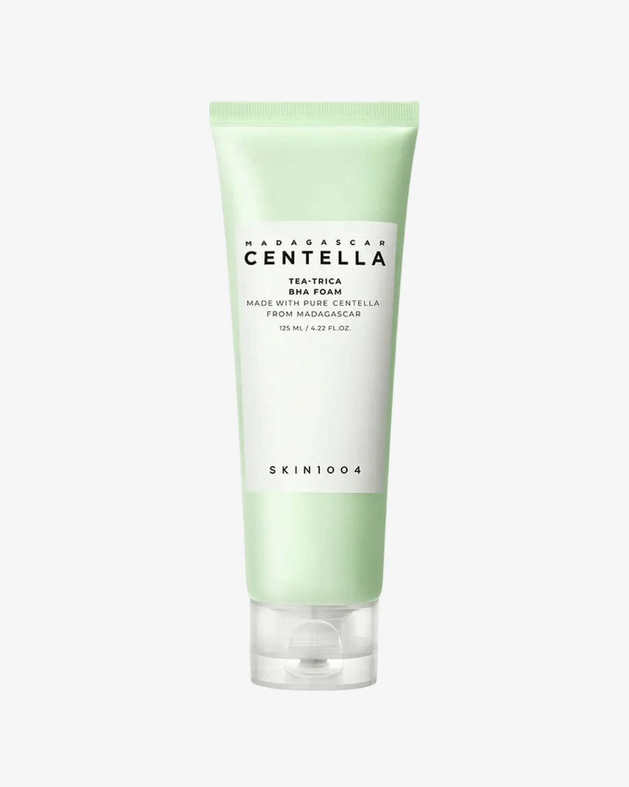 Madagascar Centella Tea Trica BHA Foam es una espuma limpiadora desarrollada para pieles con imperfecciones, exceso de grasa o sensibilidad.
Gracias a la combinación de Centella Asiática de Madagascar, Ácido Salicílico (BHA) y árbol de té, limpia profundamente sin alterar la barrera cutánea.
Su textura suave y cremosa elimina impurezas, regula el sebo y calma la piel, dejándola fresca, equilibrada y libre de brotes.
