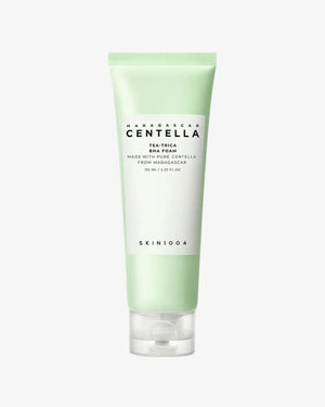 Madagascar Centella Tea Trica BHA Foam es una espuma limpiadora desarrollada para pieles con imperfecciones, exceso de grasa o sensibilidad.
Gracias a la combinación de Centella Asiática de Madagascar, Ácido Salicílico (BHA) y árbol de té, limpia profundamente sin alterar la barrera cutánea.
Su textura suave y cremosa elimina impurezas, regula el sebo y calma la piel, dejándola fresca, equilibrada y libre de brotes.
