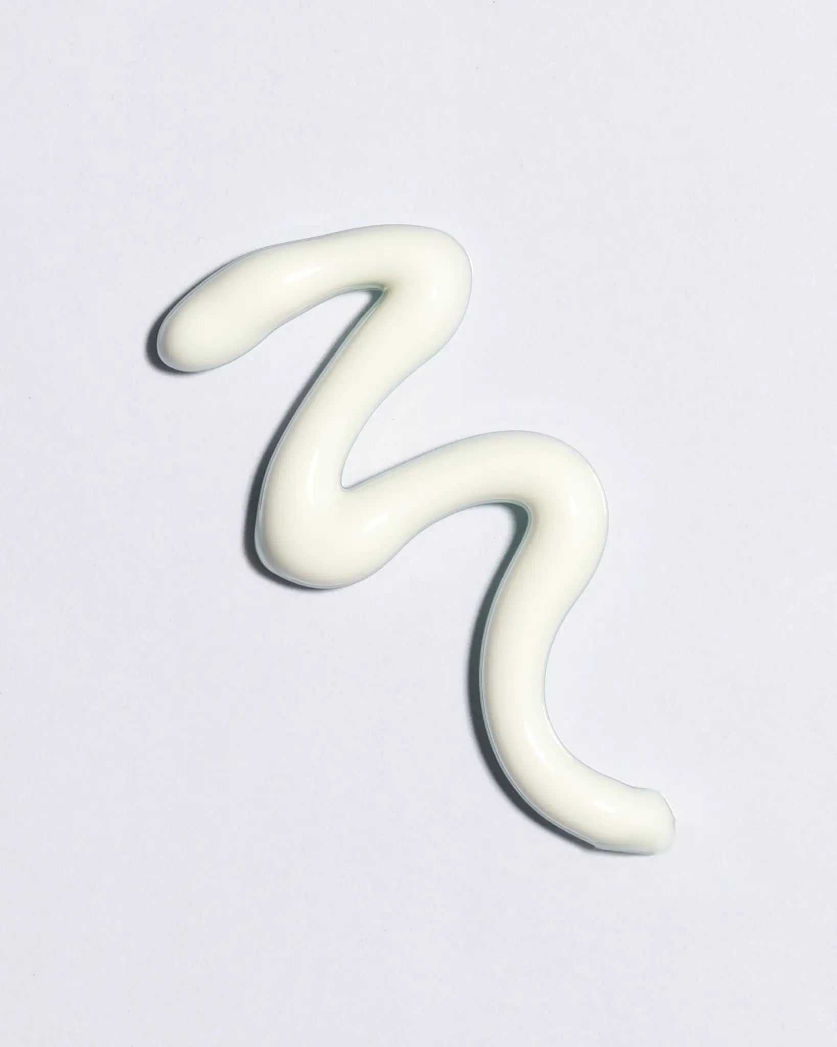 Gel Protector Solar de Isntree, tu aliado para una piel hidratada y protegida todo el día. Formulado con ácido hialurónico, este gel ligero proporciona una hidratación intensa sin dejar sensación grasosa, manteniendo tu piel suave y flexible. Además, ofrece una protección eficaz contra los daños causados por los rayos UVA y UVB, ayudando a prevenir el envejecimiento prematuro y las manchas solares. Con su textura no pegajosa y de rápida absorción, es perfecto para usar debajo del maquillaje.