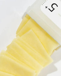 Los No. 5 Vitamin-Niacinamide Concentrated Pads son el paso ideal para quienes buscan una piel más luminosa, uniforme y saludable sin complicarse.
Infundidos con niacinamida, un complejo de vitaminas antioxidantes, ácido hialurónico y extractos frutales, estos pads tonificantes suavizan la textura, ayudan a reducir manchas y aportan un glow natural desde el primer uso.
Su material ultra suave permite una aplicación efectiva y gentil, incluso en pieles sensibles.