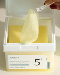 Los No. 5 Vitamin-Niacinamide Concentrated Pads son el paso ideal para quienes buscan una piel más luminosa, uniforme y saludable sin complicarse.
Infundidos con niacinamida, un complejo de vitaminas antioxidantes, ácido hialurónico y extractos frutales, estos pads tonificantes suavizan la textura, ayudan a reducir manchas y aportan un glow natural desde el primer uso.
Su material ultra suave permite una aplicación efectiva y gentil, incluso en pieles sensibles.