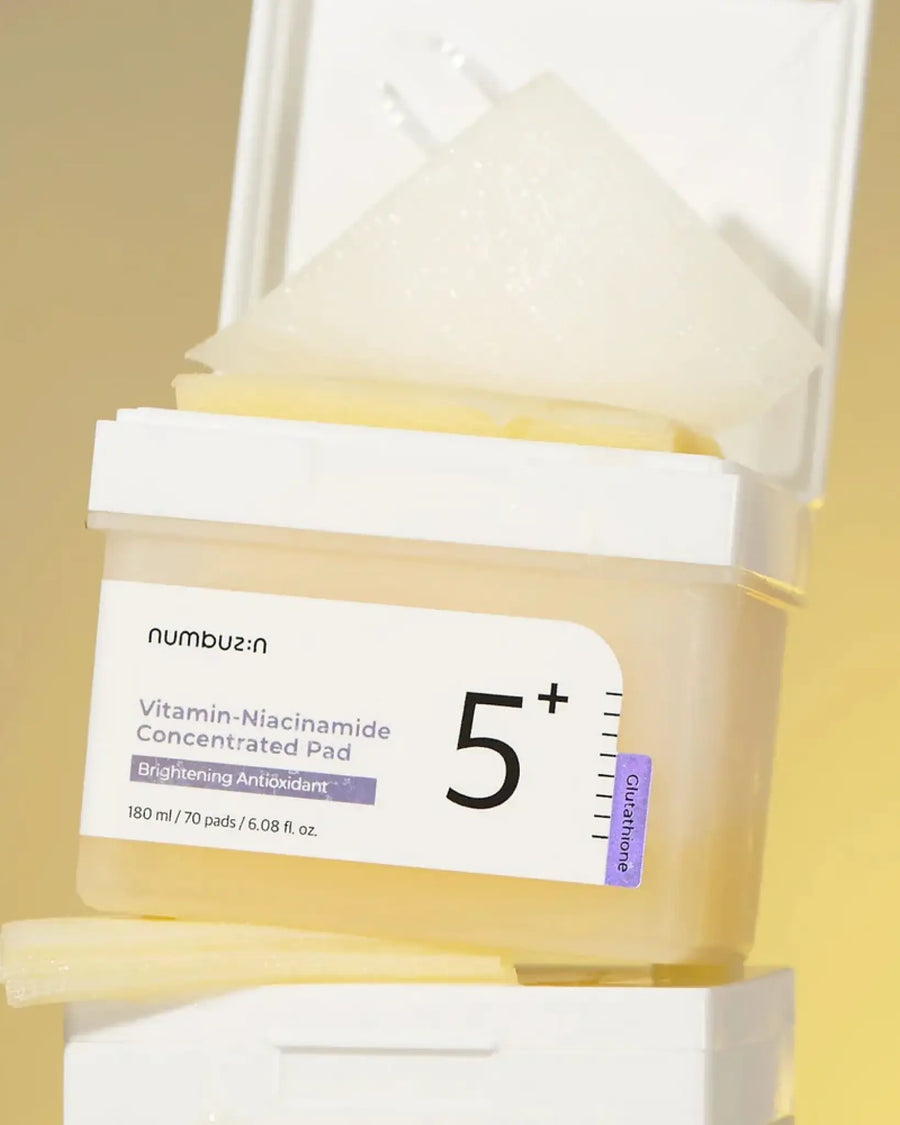 Los No. 5 Vitamin-Niacinamide Concentrated Pads son el paso ideal para quienes buscan una piel más luminosa, uniforme y saludable sin complicarse.
Infundidos con niacinamida, un complejo de vitaminas antioxidantes, ácido hialurónico y extractos frutales, estos pads tonificantes suavizan la textura, ayudan a reducir manchas y aportan un glow natural desde el primer uso.
Su material ultra suave permite una aplicación efectiva y gentil, incluso en pieles sensibles.

