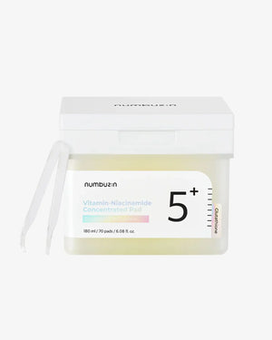 Los No. 5 Vitamin-Niacinamide Concentrated Pads son el paso ideal para quienes buscan una piel más luminosa, uniforme y saludable sin complicarse.
Infundidos con niacinamida, un complejo de vitaminas antioxidantes, ácido hialurónico y extractos frutales, estos pads tonificantes suavizan la textura, ayudan a reducir manchas y aportan un glow natural desde el primer uso.
Su material ultra suave permite una aplicación efectiva y gentil, incluso en pieles sensibles.