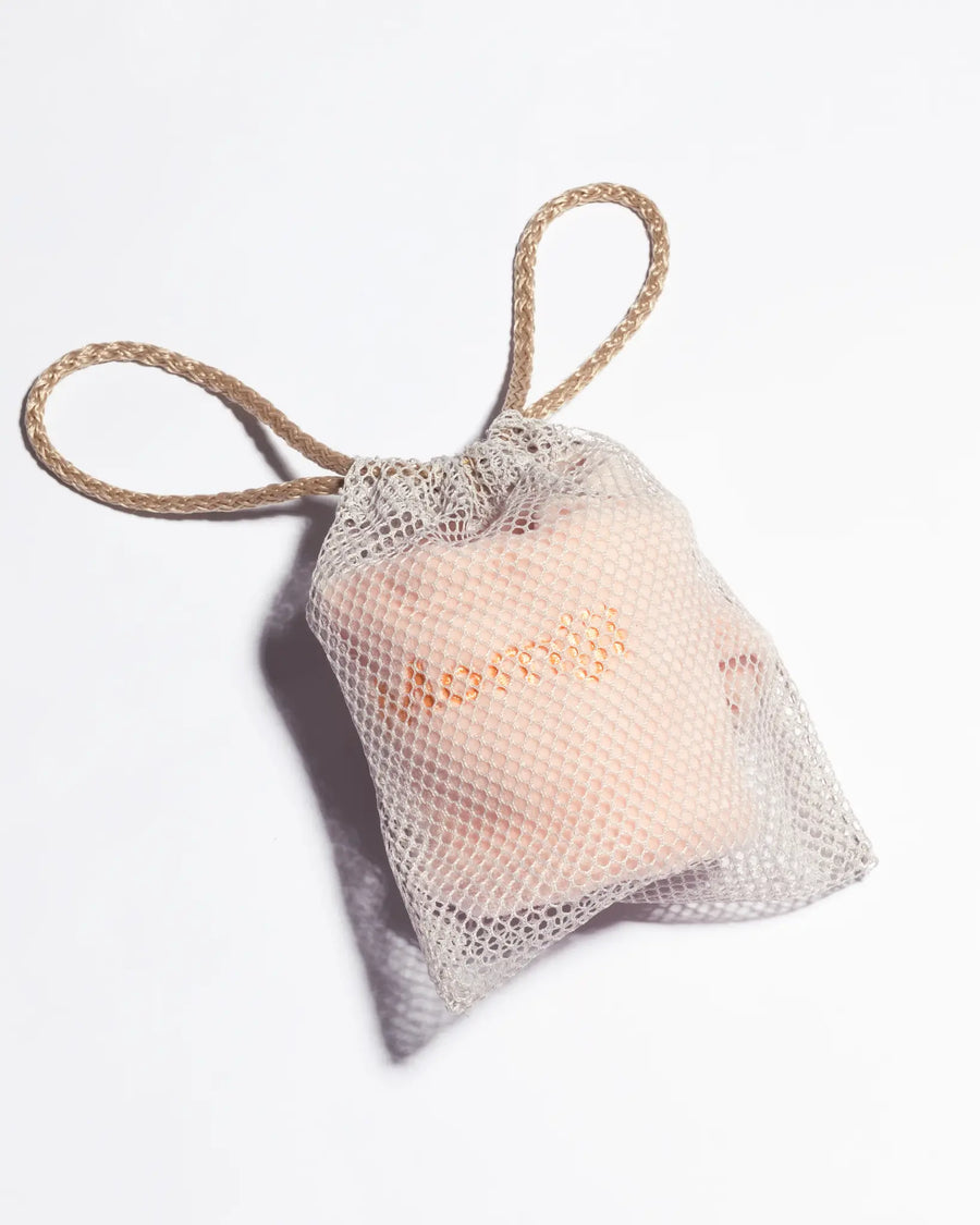 ¡La nueva banda para el cabello favorita del Momiji Team! Misma tela de tipo toalla súper suave ahora con un diseño más clásico en un hermoso color rosa.      Muy conveniente utilizarla en tu skincare para que tu carita se mantenga libre mientras haces tu limpieza o colocas tus tratamientos favoritos.
