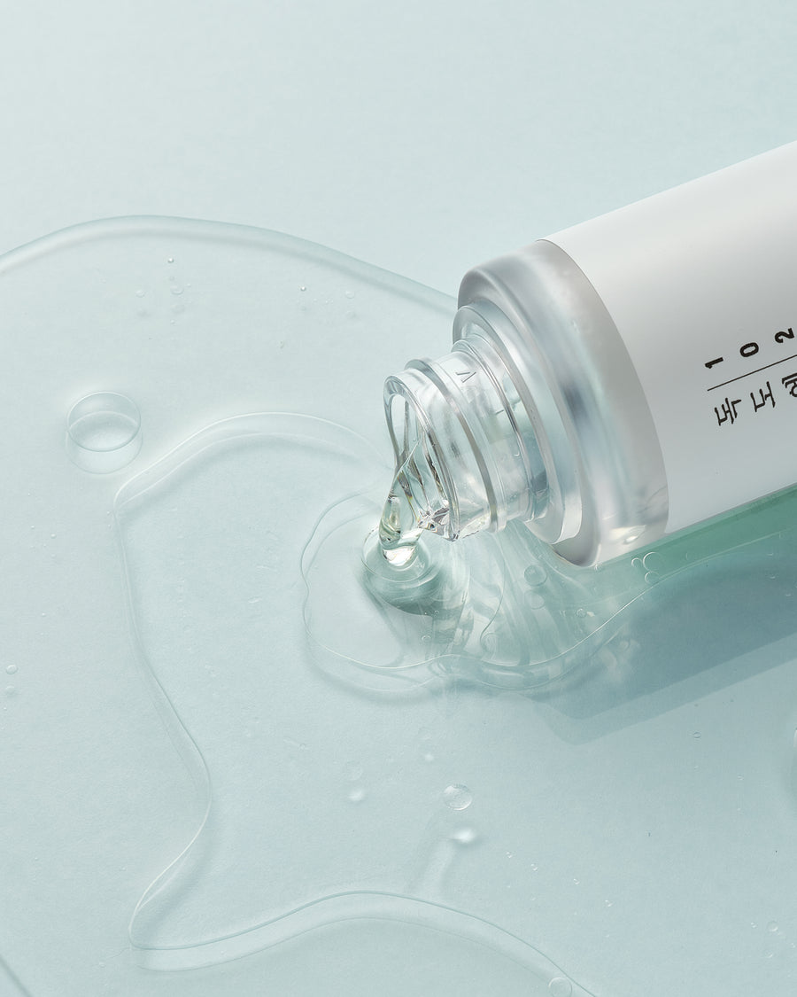 Esencia Iluminadora con Probióticos de Round Lab en Momiji Beauty, un paso crucial para una piel radiante y saludable. Formulada con probióticos que ayudan a equilibrar y fortalecer la barrera cutánea, esta esencia iluminadora revitaliza la piel opaca y cansada, dejándola con un brillo natural y juvenil. Su textura ligera y de rápida absorción permite que los ingredientes activos penetren profundamente en la piel, proporcionando una hidratación duradera y una tez más uniforme. 