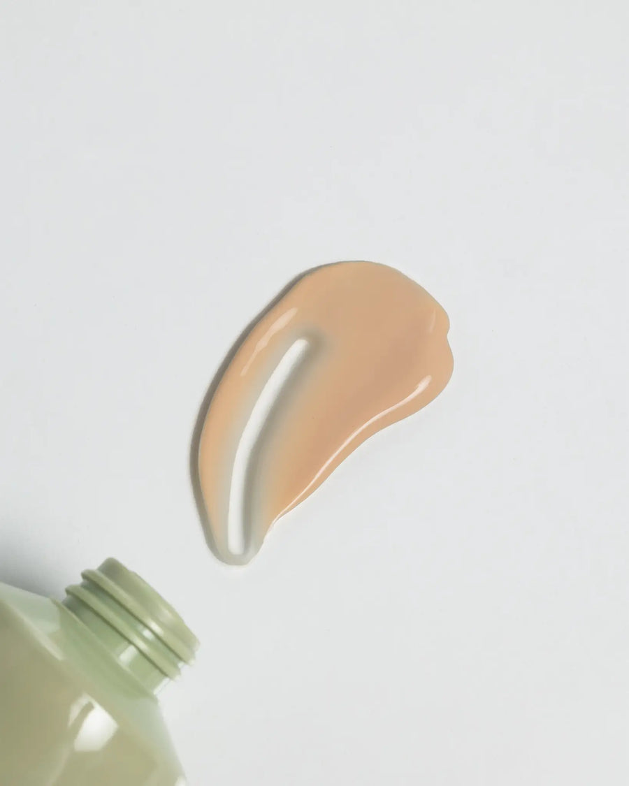 Crema bronceadora coreana con SPF22 que hidrata, protege y deja un sutil tono bronceado. Con antioxidantes de oliva y cacao, mejora la elasticidad sin dejar sensación pegajosa.Tiene una textura similar a una loción humectante corporal sin la desventaja del aceite pegajoso. Apta para todo tipo de piel, incluso si es sensible.