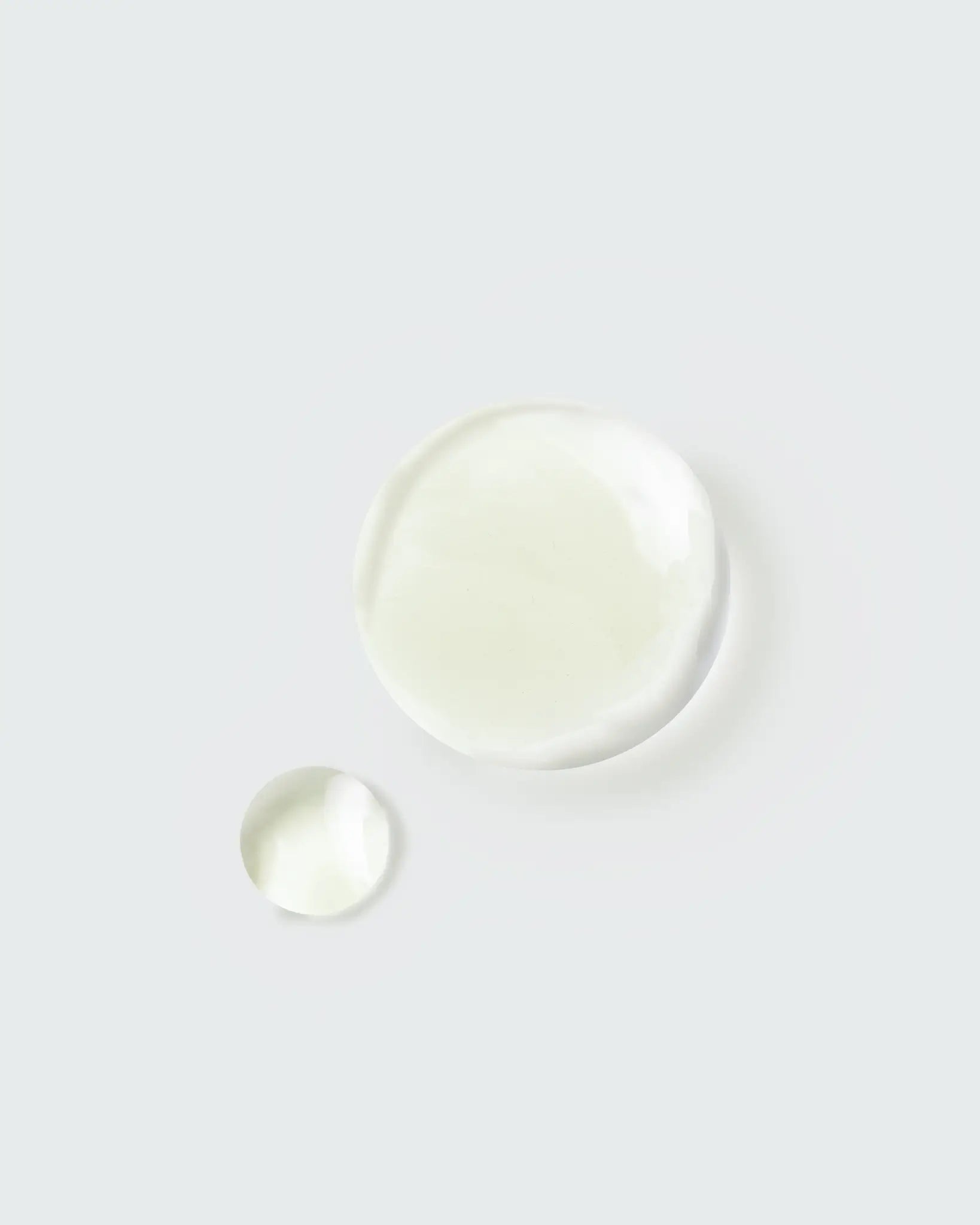 Aceite facial ligero de origen vegetal que hidrata, nutre y mejora la firmeza de la piel.
Con HPR, un retinoide potente pero suave, deja la piel suave, luminosa y llena de vitalidad.