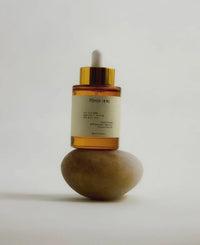 Aceite facial ligero de origen vegetal que hidrata, nutre y mejora la firmeza de la piel.
Con HPR, un retinoide potente pero suave, deja la piel suave, luminosa y llena de vitalidad.