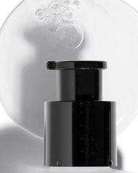 Esencia de Ácido Hialurónico Antienvejecimiento de COSRX en Momiji Beauty. Esta esencia poderosa está formulada con ácido hialurónico de alta calidad para proporcionar una hidratación profunda y duradera a la piel, ayudando a reducir la apariencia de líneas finas y arrugas. Su fórmula ligera y de rápida absorción es perfecta para todo tipo de piel y puede ser utilizada tanto en la mañana como en la noche. 
