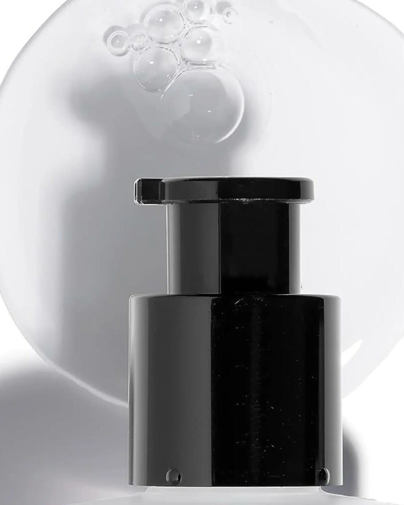 Esencia de Ácido Hialurónico Antienvejecimiento de COSRX en Momiji Beauty. Esta esencia poderosa está formulada con ácido hialurónico de alta calidad para proporcionar una hidratación profunda y duradera a la piel, ayudando a reducir la apariencia de líneas finas y arrugas. Su fórmula ligera y de rápida absorción es perfecta para todo tipo de piel y puede ser utilizada tanto en la mañana como en la noche. 