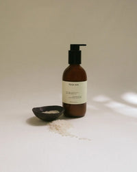 Limpia e hidrata en un solo paso con esta leche micelar suave, enriquecida con extracto de arroz y probióticos. Elimina impurezas sin alterar la barrera de la piel, mientras aporta luminosidad y equilibrio. Perfecta para pieles que buscan confort, suavidad y un glow natural desde la limpieza.