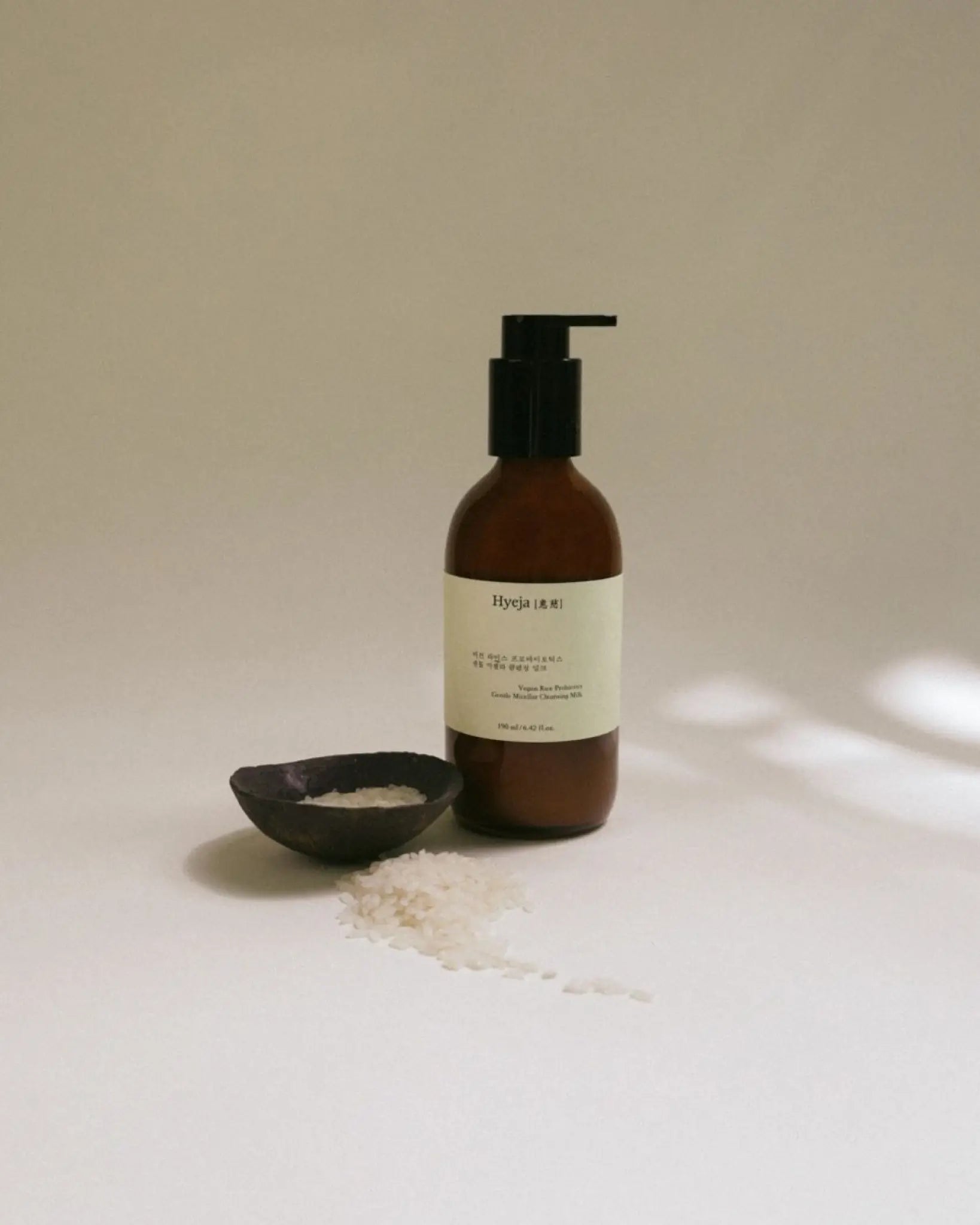 Limpia e hidrata en un solo paso con esta leche micelar suave, enriquecida con extracto de arroz y probióticos. Elimina impurezas sin alterar la barrera de la piel, mientras aporta luminosidad y equilibrio. Perfecta para pieles que buscan confort, suavidad y un glow natural desde la limpieza.