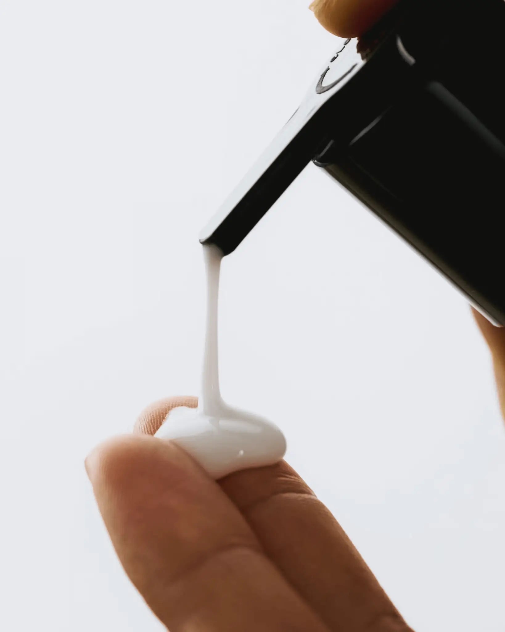 Limpia e hidrata en un solo paso con esta leche micelar suave, enriquecida con extracto de arroz y probióticos. Elimina impurezas sin alterar la barrera de la piel, mientras aporta luminosidad y equilibrio. Perfecta para pieles que buscan confort, suavidad y un glow natural desde la limpieza.