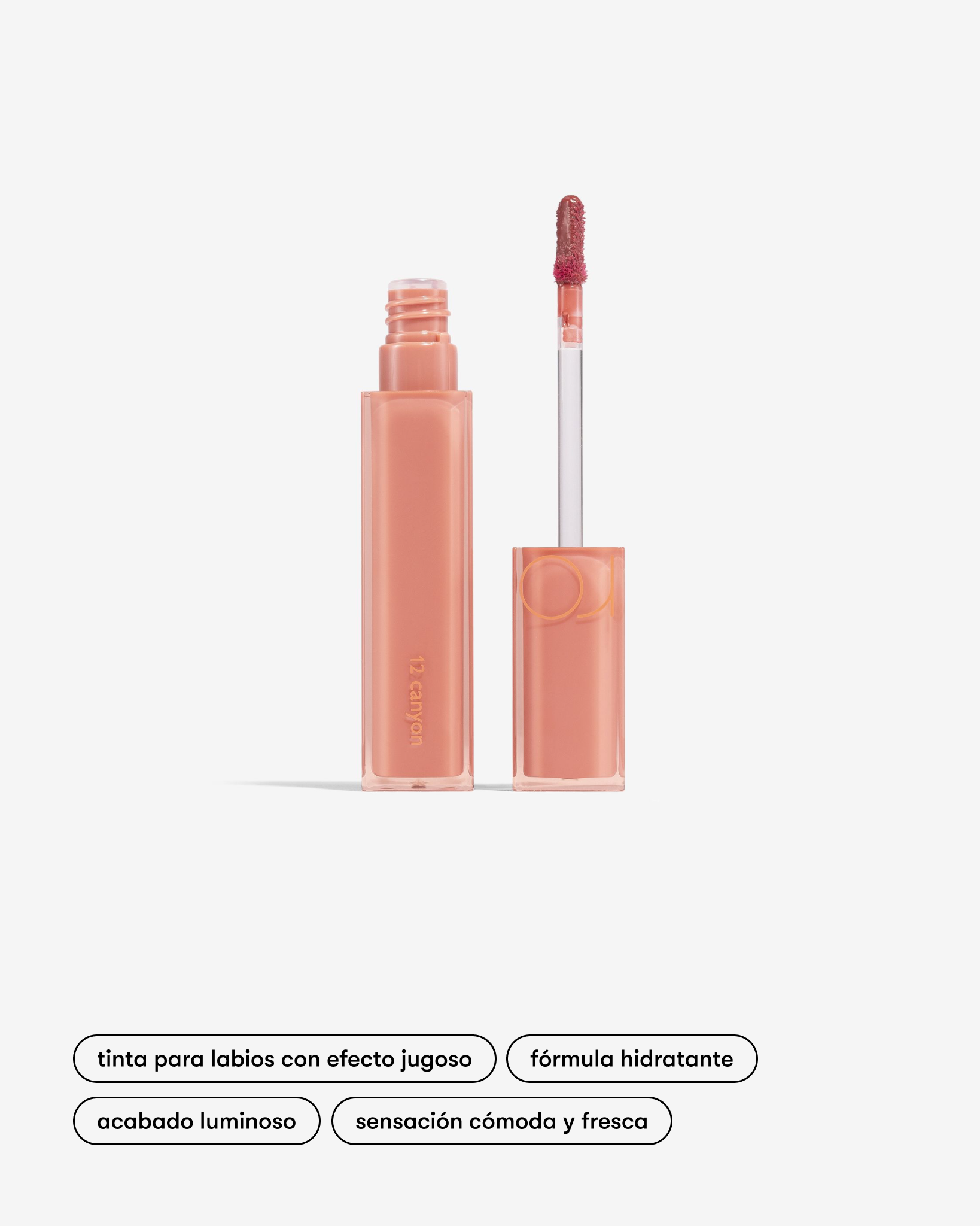 Tinta labial Juicy Lasting en tono Canyon Rom-nd en Momiji Beauty. Ofrece un tono terroso y cálido que realza tu belleza de manera sutil y sofisticada. Con una fórmula de alta pigmentación, proporciona un color duradero y de aspecto natural. Brinda una cobertura uniforme y confortable. Enriquecida con ingredientes nutritivos, como extractos botánicos, esta tinta labial hidrata y suaviza los labios, dejándolos radiantes y sedosos.