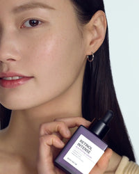 Suero Vegano de Retinol de Some By Mi en Momiji Beauty, una opción rejuvenecedora para una piel más suave y radiante. Formulado con retinol vegano, este suero ayuda a reducir la apariencia de líneas finas, arrugas y manchas oscuras, promoviendo una tez más uniforme y juvenil. Además, su fórmula ligera y de rápida absorción es adecuada para todo tipo de piel, incluidas las sensibles. 