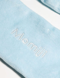 banda para el cabello azul de Momiji, el accesorio perfecto para realzar tu estilo y mantener tu cabello en su lugar con elegancia. Confeccionada con materiales de alta calidad, esta banda ofrece durabilidad y comodidad durante todo el día. Ya sea para agregar un toque de color a tu look diario o para mantener tu cabello alejado del rostro mientras te cuidas la piel, esta banda es versátil y práctica.