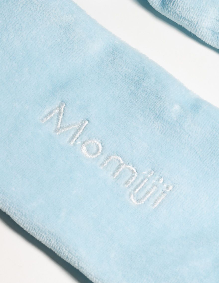 banda para el cabello azul de Momiji, el accesorio perfecto para realzar tu estilo y mantener tu cabello en su lugar con elegancia. Confeccionada con materiales de alta calidad, esta banda ofrece durabilidad y comodidad durante todo el día. Ya sea para agregar un toque de color a tu look diario o para mantener tu cabello alejado del rostro mientras te cuidas la piel, esta banda es versátil y práctica.