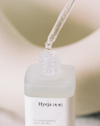 suero de niacinamida de Hyeja para una piel radiante y saludable! Nuestro suero está formulado con niacinamida, un potente ingrediente conocido por sus múltiples beneficios para la piel, incluyendo la reducción de los poros, el control del exceso de grasa y la mejora del tono irregular de la piel. Además, está enriquecido con otros ingredientes naturales que ayudan a calmar, hidratar y revitalizar la piel, dejándola con un aspecto más suave, luminoso y rejuvenecido.