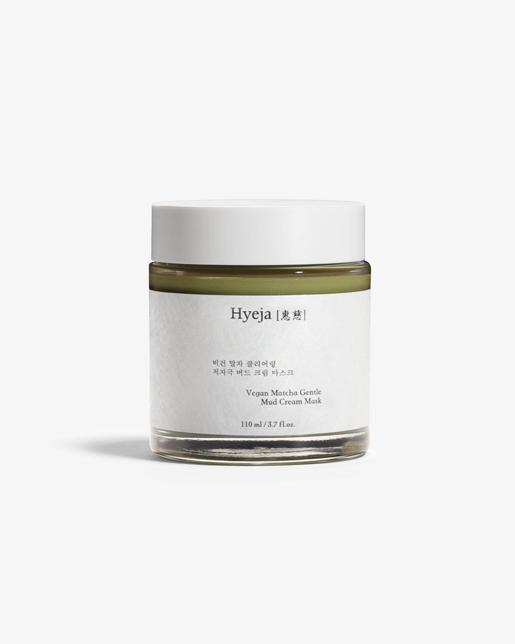 Mascarilla exfoliante de Matcha de Hyeja, tu secreto para una piel suave y renovada. Formulada con polvo de matcha japonés de alta calidad, es rica en antioxidantes que ayudan a combatir los radicales libres y a revitalizar la piel. Su textura suave y cremosa se desliza sobre la piel, eliminando suavemente las células muertas y las impurezas, dejando una tez radiante y fresca. Además, está enriquecida con ingredientes naturales que calman e hidratan la piel, dejándola suave y nutrida. 